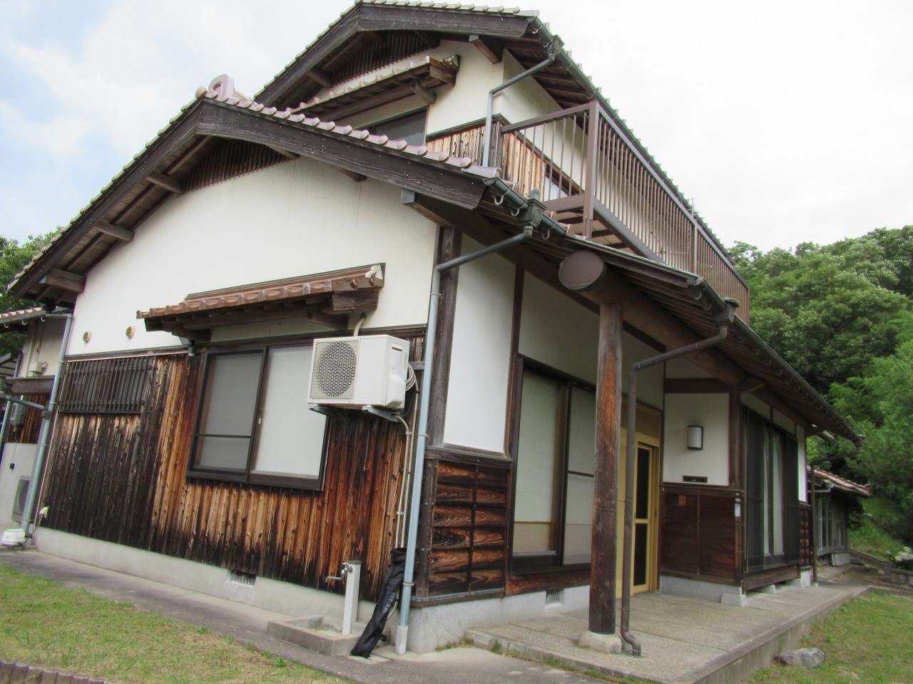 住宅街の高台にある二階建ての一軒家 益田市空き家バンクナビ