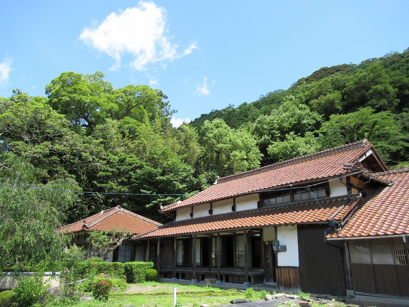 土間も残る、趣のある二階建ての古民家