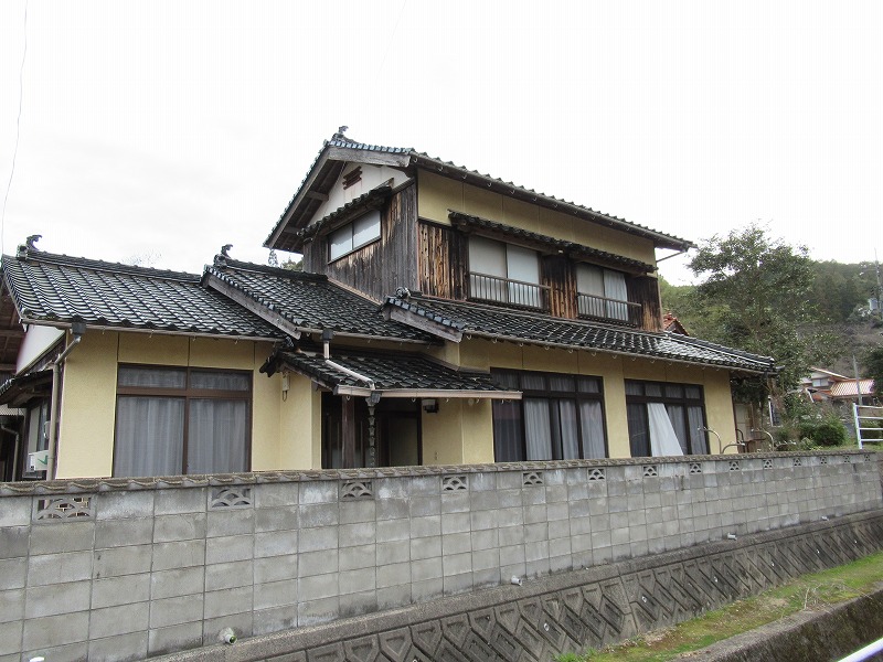 映画「高津川」のロケ地近くの二階建ての一軒家