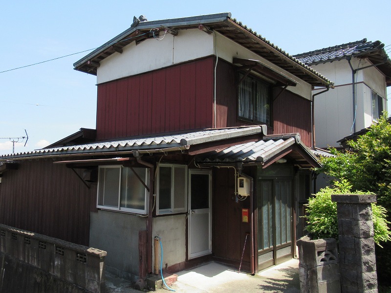 高台にある眺めの良い二階建ての一軒家