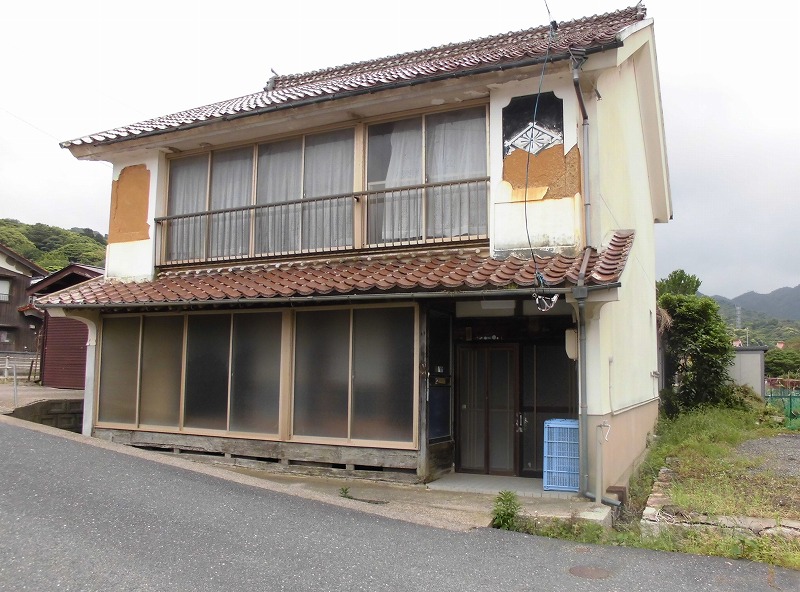 海沿いのまちにある、趣のある古民家の二階建て一軒家
