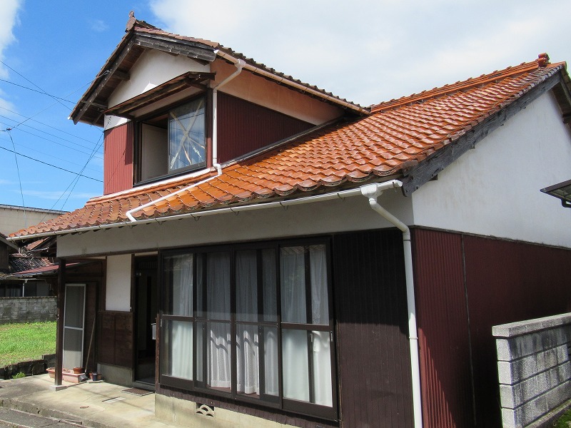 小さな家庭菜園のできる二階建ての一軒家