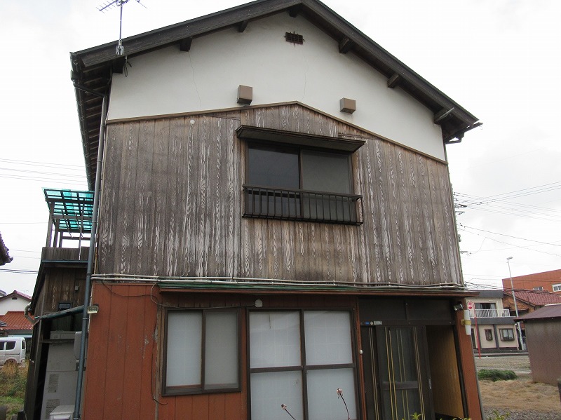 住みやすい場所にある二階建ての一軒家