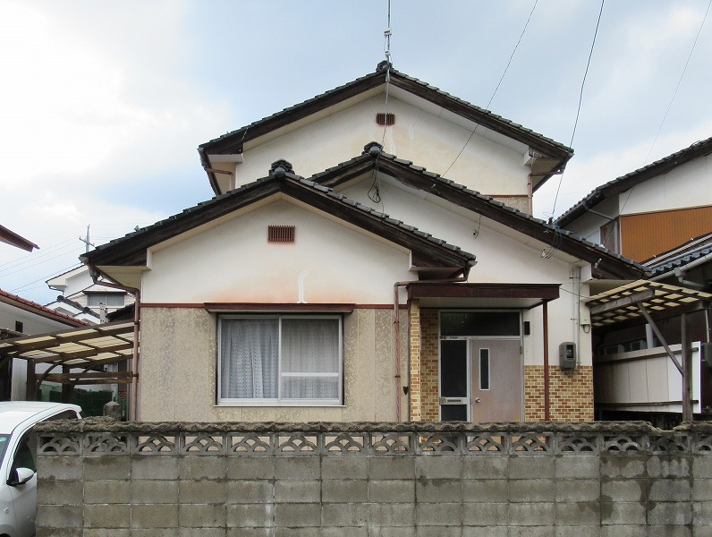 市街地に近い二階建ての一軒家