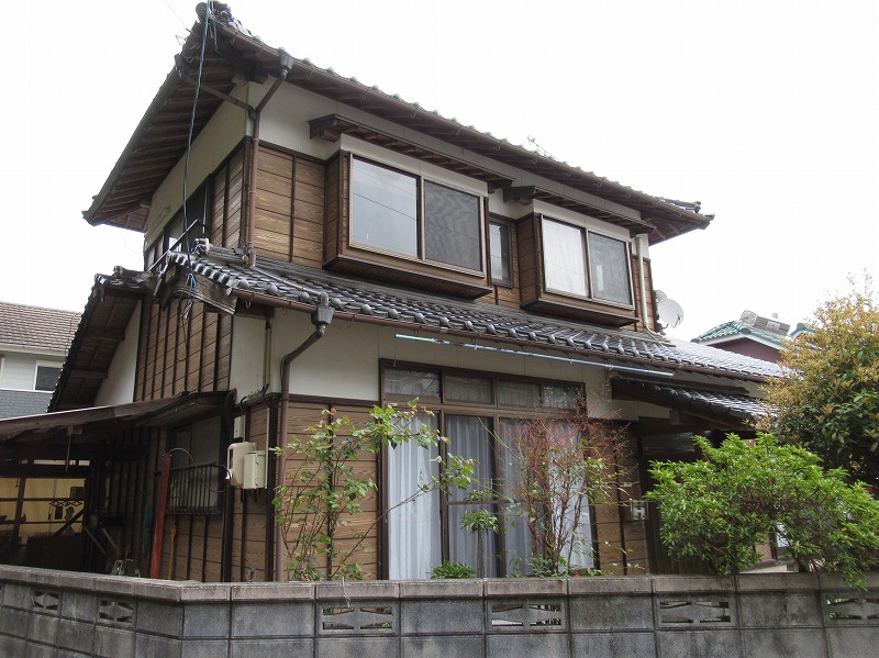 高台にある二階建て一軒家