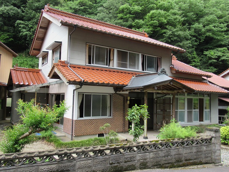 国道191に近く、緑に囲まれた場所にある二階建ての一軒家