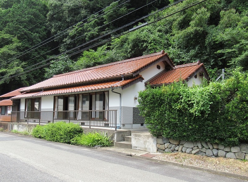 匹見川の側にあり、自然豊かな場所にある平屋の一軒家