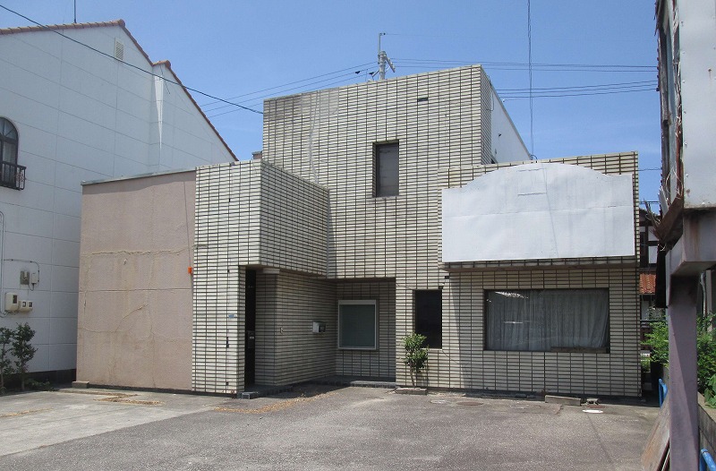 国道沿いの街中にある二階建ての一軒家