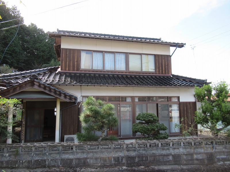 家庭菜園のできるスペースがある、二階建ての一軒家