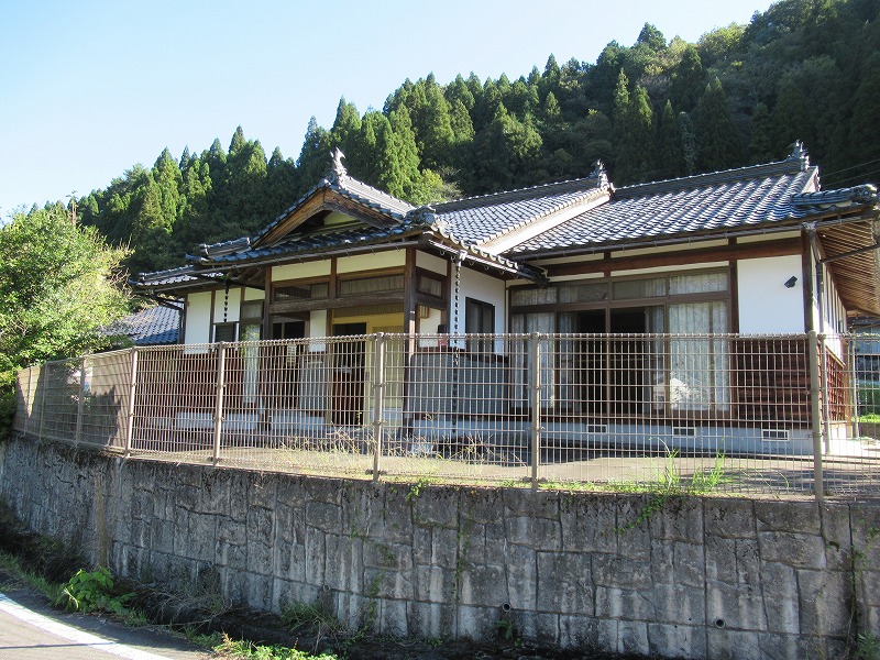 のどかな場所に建つ、しっかりとした造りの平屋の一軒家
